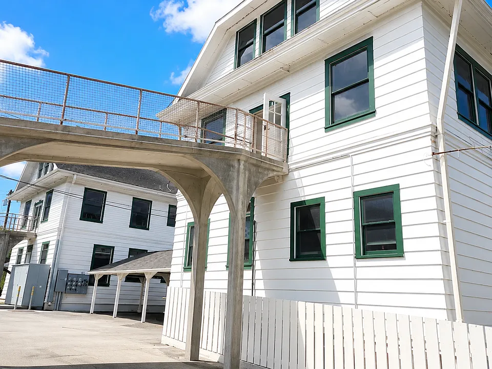 Building Photo 4
