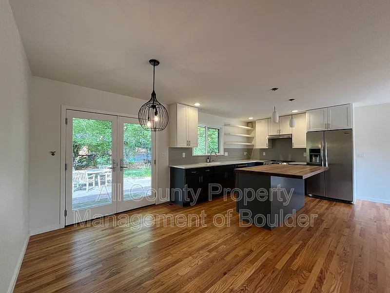 3 bed, 2.0 bath, 2080 sqft, $4,200 — Photo 3