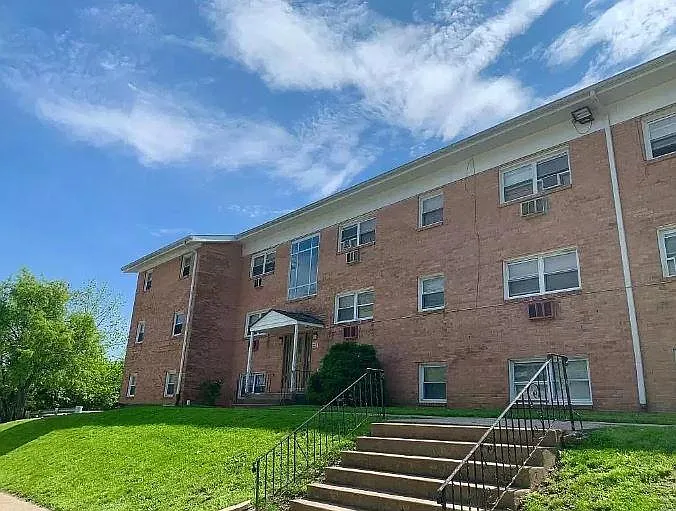 1240 E Washington Ln — Photo 29