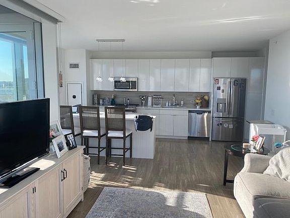 3rd image of 2335 N Lincoln Ave APT 913