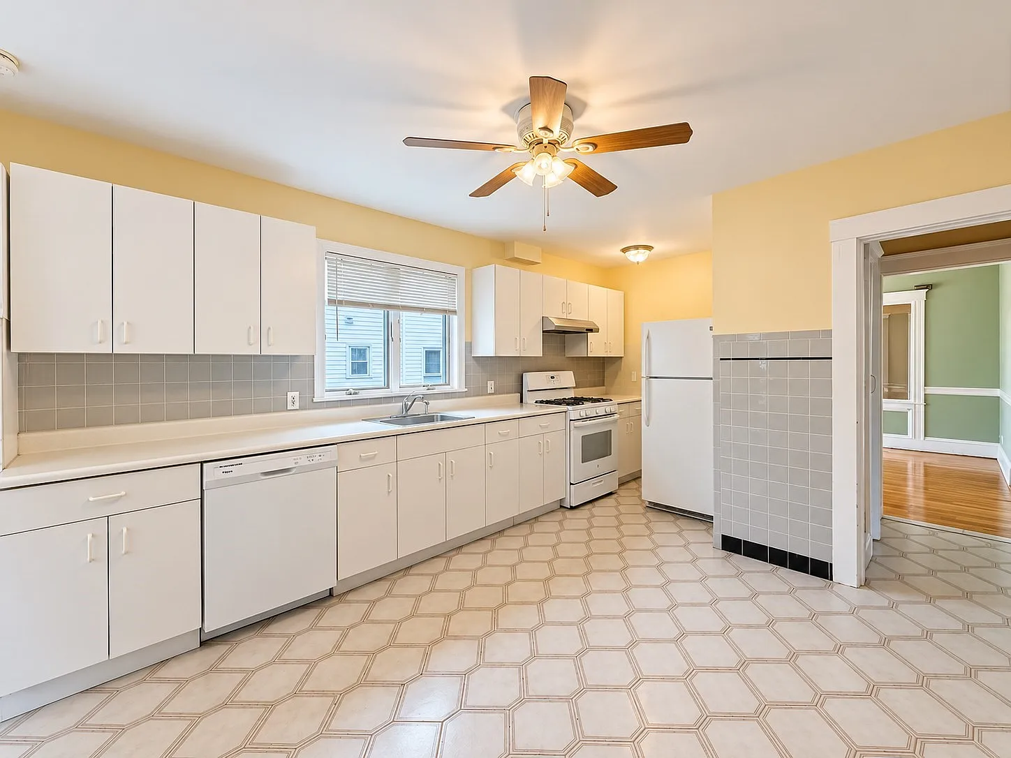 2 bed, 1.0 bath, 1000 sqft, $3,000 — Photo 2