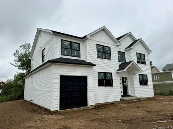 63 Vandewater Street, Farmingdale, NY 11735