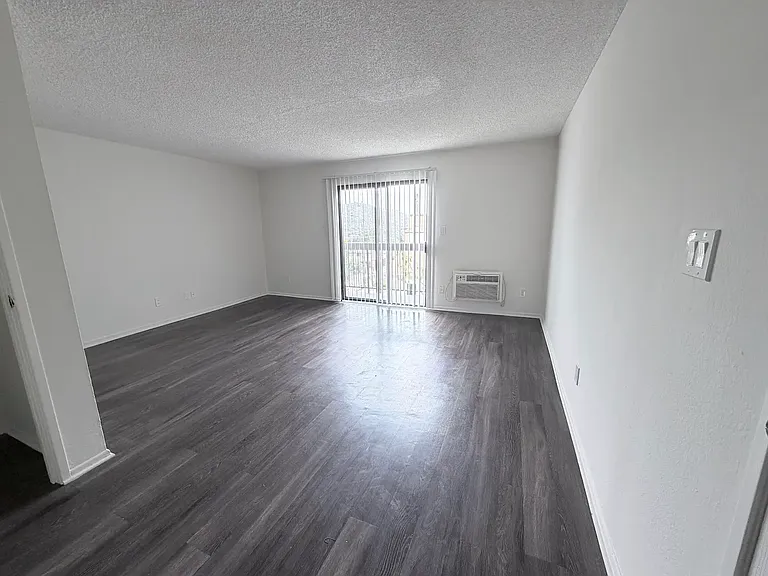 HILLHAVEN APARTMENTS — Photo 25