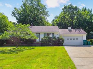6585 Crossview Rd, Seven Hills, OH 44131