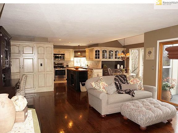 Kitchen w/ss appliances, wood floors, painted cabinets....