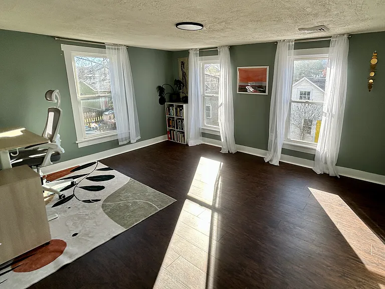 976 E Market St — Photo 10