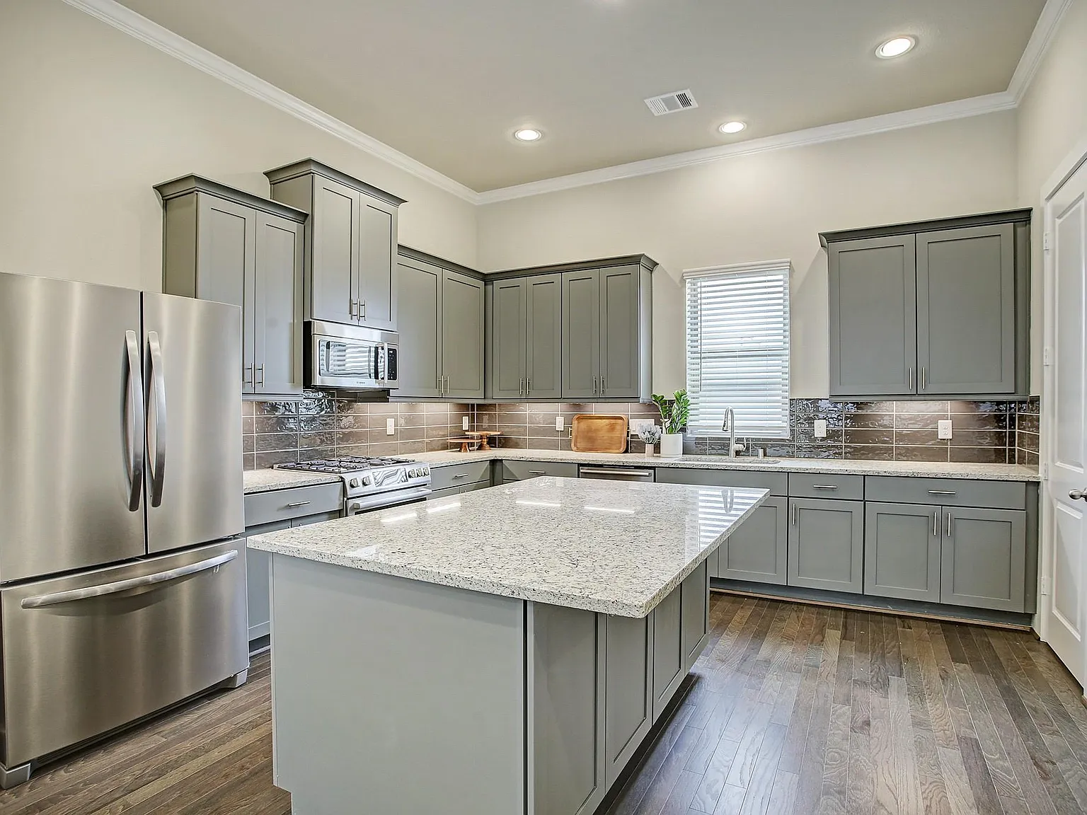 3 bed, 3.5 bath, 2171 sqft, $3,000 — Photo 2