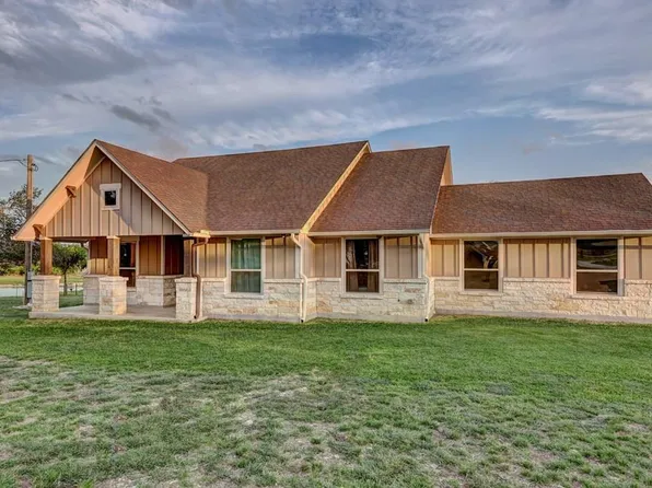 450 Jung Rd, Harper, TX 78631