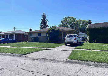 2nd image of 8430 Darlene St