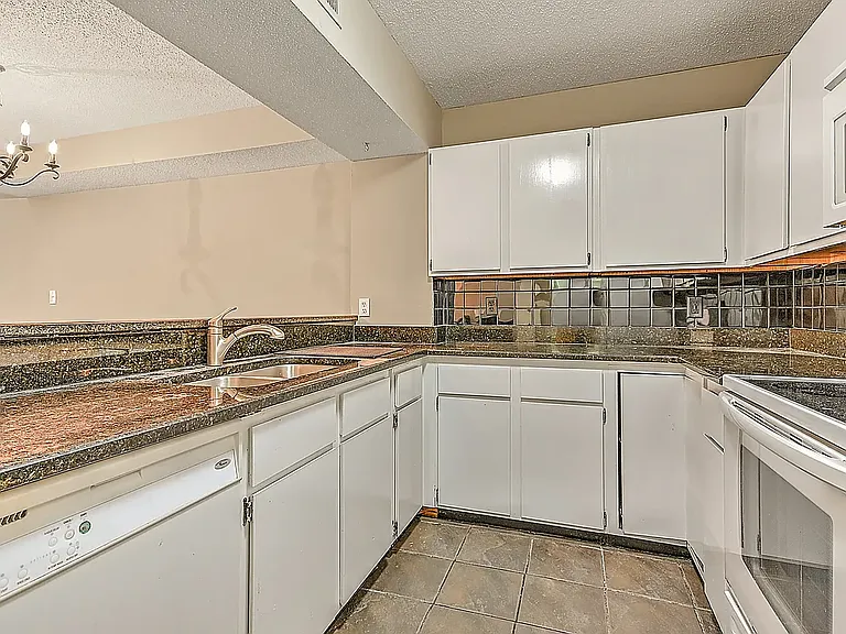 109 Beechnut St #7 — Photo 27