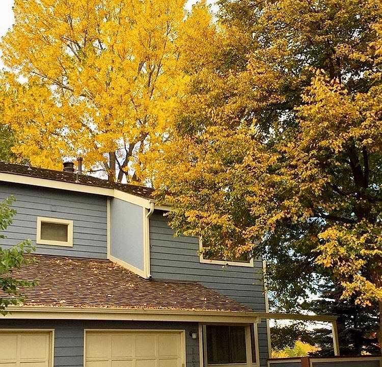 End unit townhome in cul-de-sac; attached one car garage