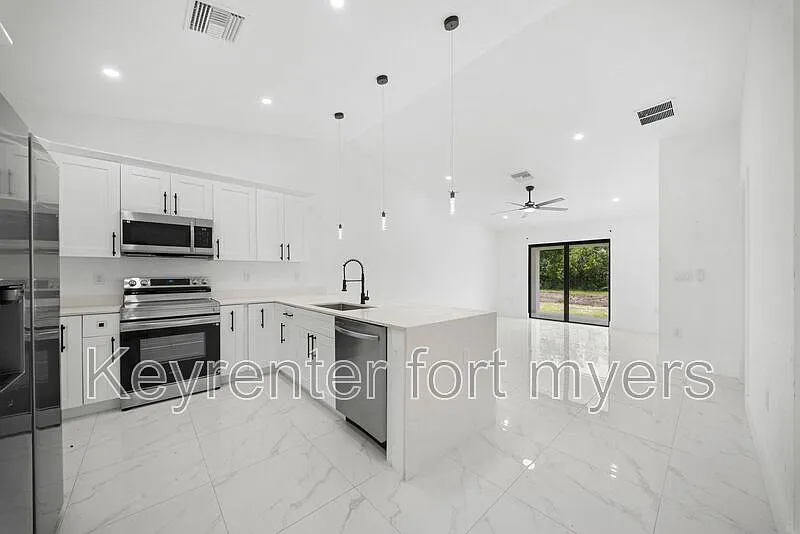3 bed, 2.0 bath, 1194 sqft, $1,650 — Photo 3