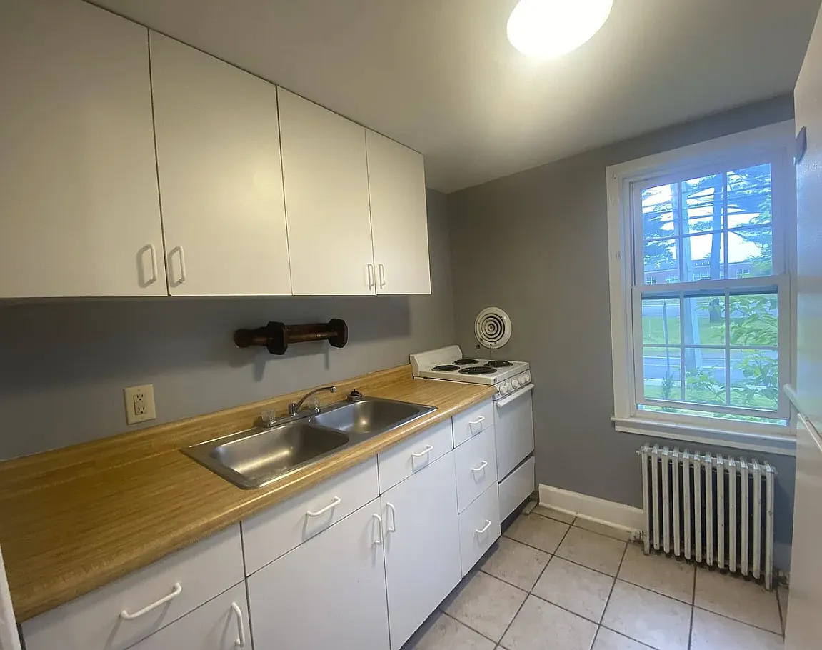 325 Kenwood Ave — Photo 1