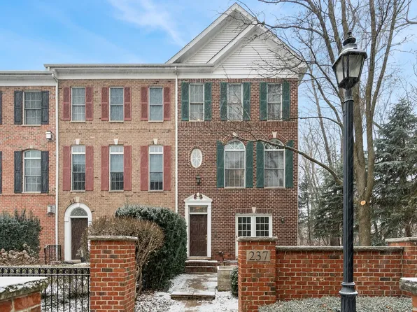 237 Box Car Ave, Naperville, IL 60540