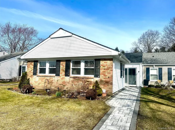 42 Freemont Lane, Coram, NY 11727