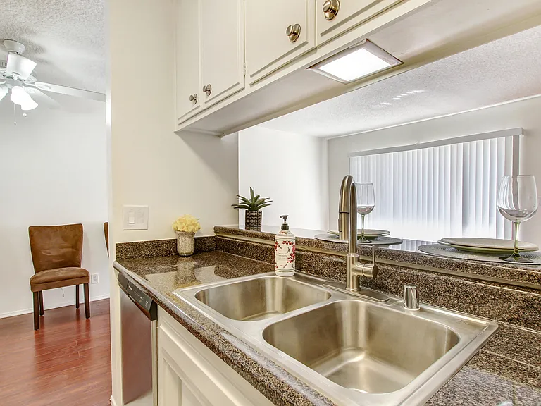 Reseda Apartments — Photo 60
