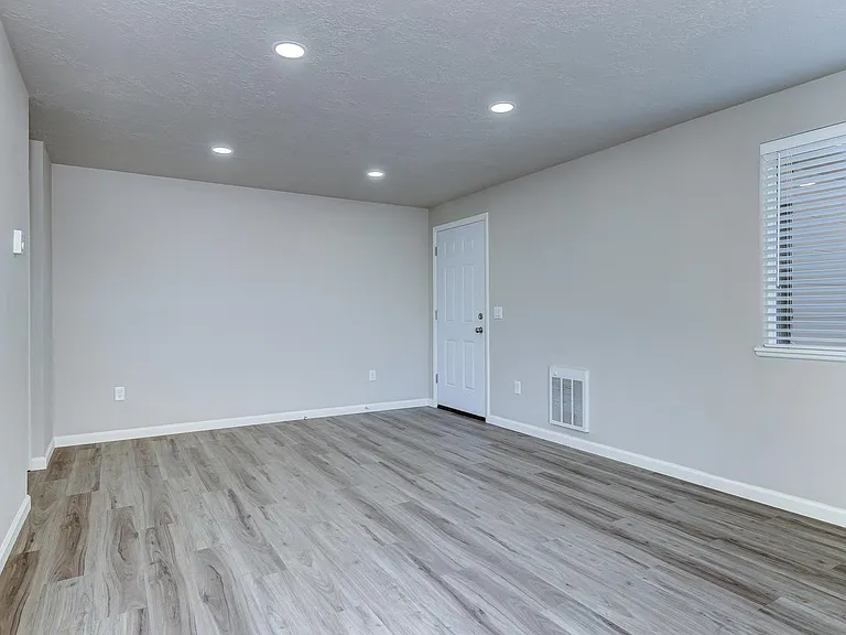 Beautifully Renovated 2 Bed, 1 Bath Townhouse Available July 1st! — Photo 12