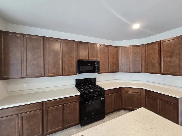 140 Sterling Dr — Photo 5