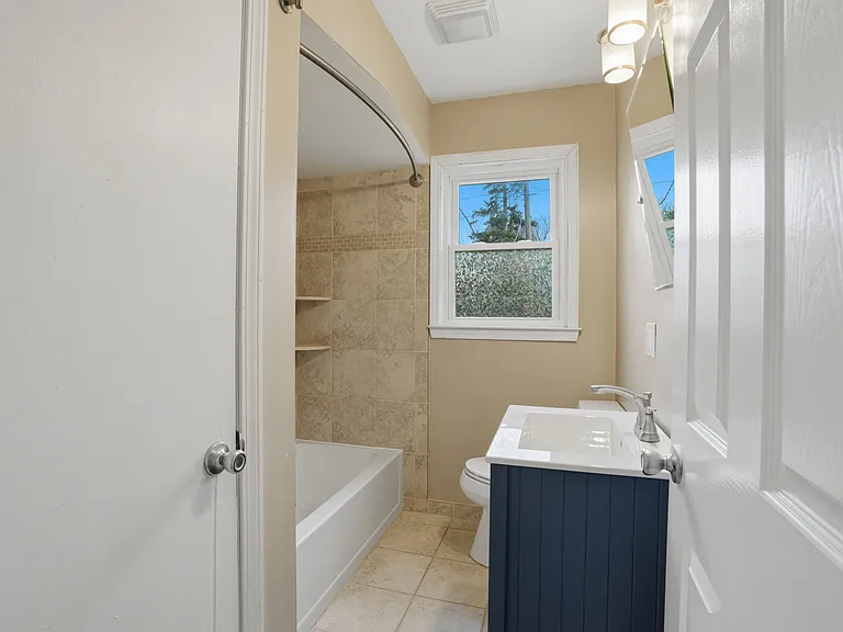 831 Loyola Dr — Photo 8