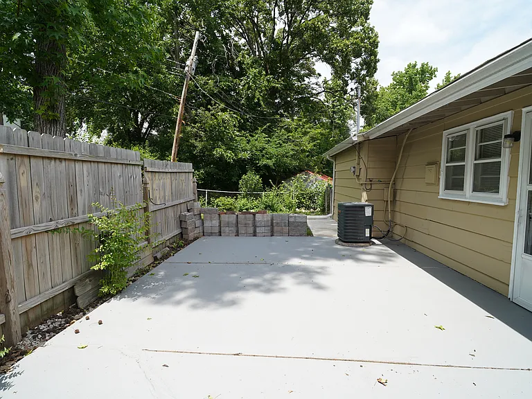 615 Crest Ct — Photo 30