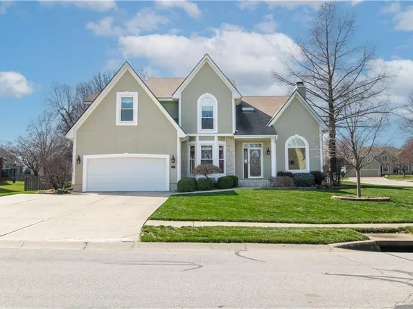 404 SE Williamsburg Dr, Lees Summit, MO 64063