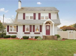 56 Hemlock Ln, Bay Shore, NY 11706