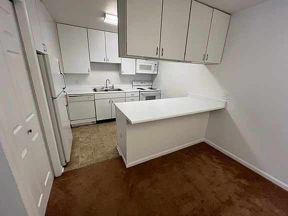 4th image of 881 Montrose Ave APT 122