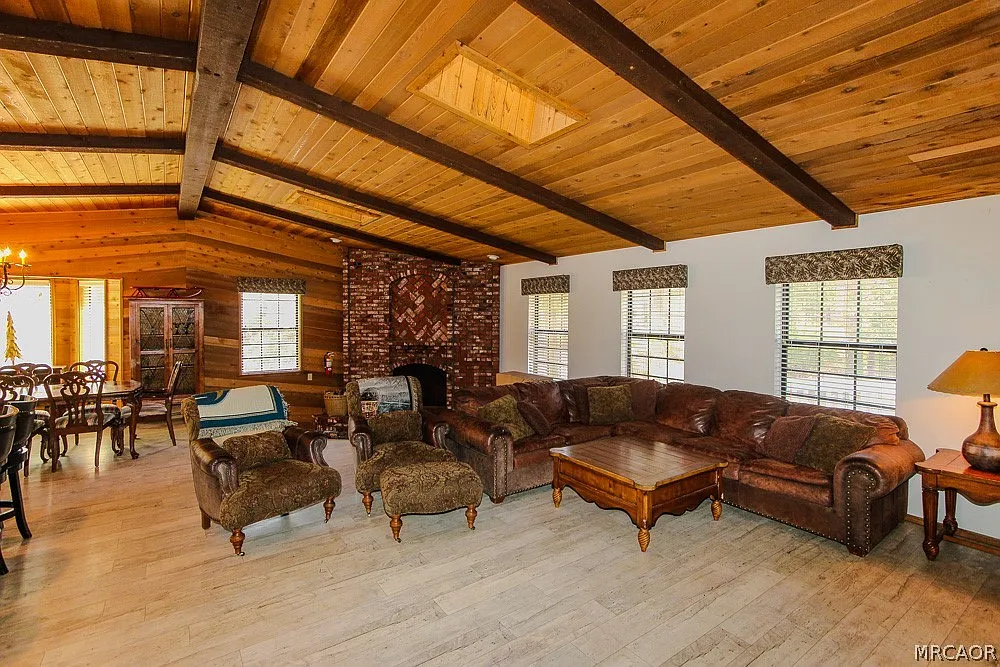 3 bed, 2.0 bath, 2080 sqft, $3,200 — Photo 3