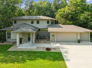 1226 Lakeview Dr, Cedar Falls, IA 50613