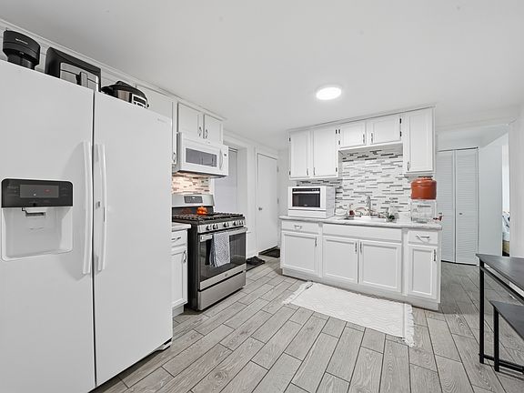 4th image of 2253 W Belmont Ave #G