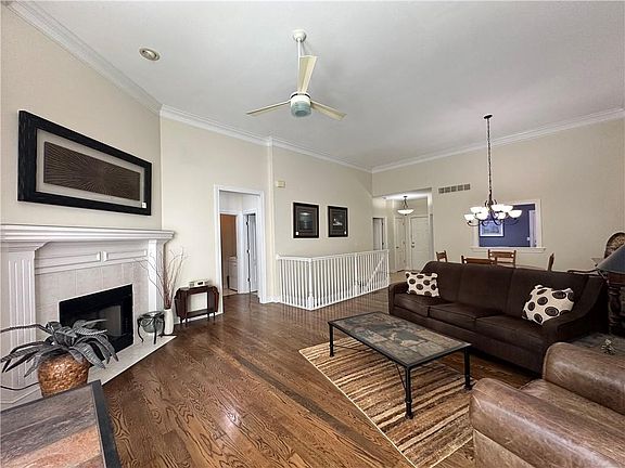 3rd image of 10322 Garnett St