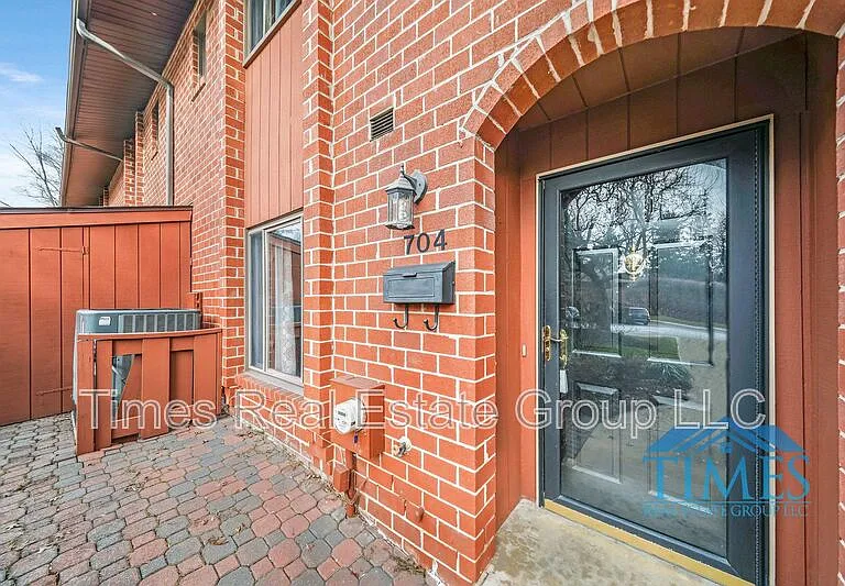 704 Worthington Dr — Photo 3