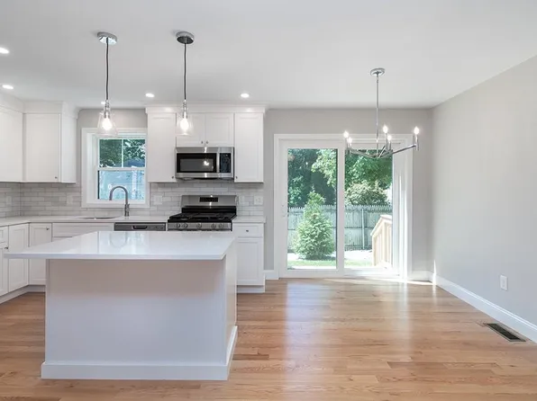 81 Cadora Ave, Warwick, RI 02886