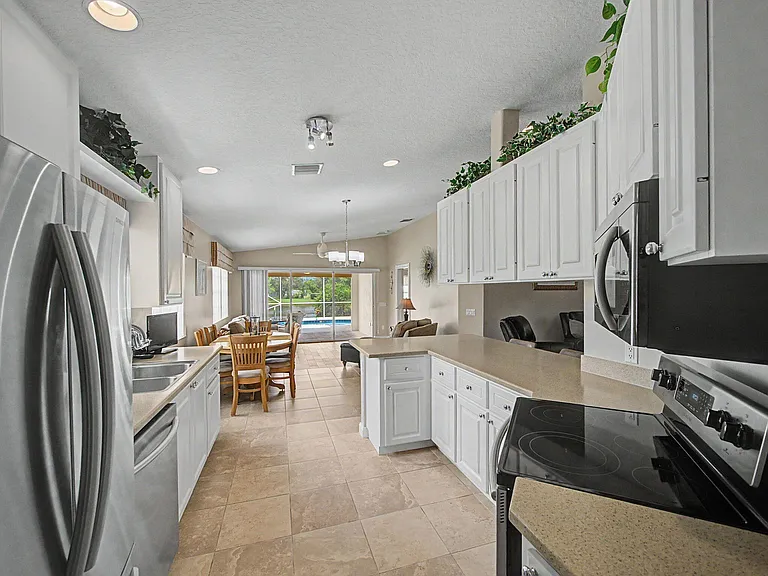 10617 SW Hartwick Dr — Photo 7