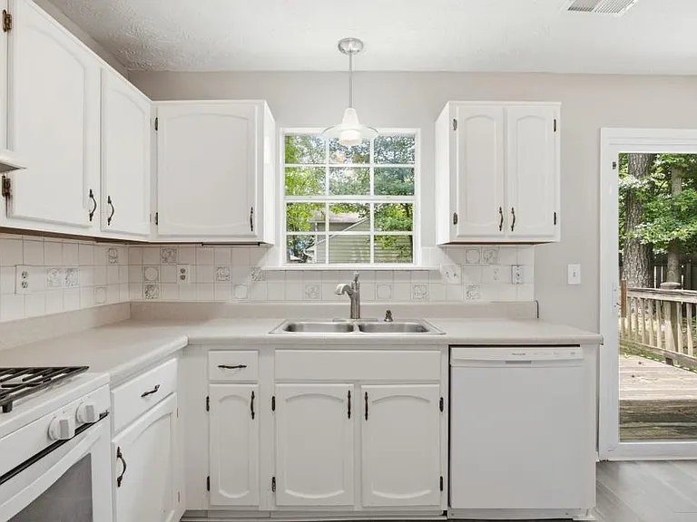 11240 Rotherick Dr — Photo 2