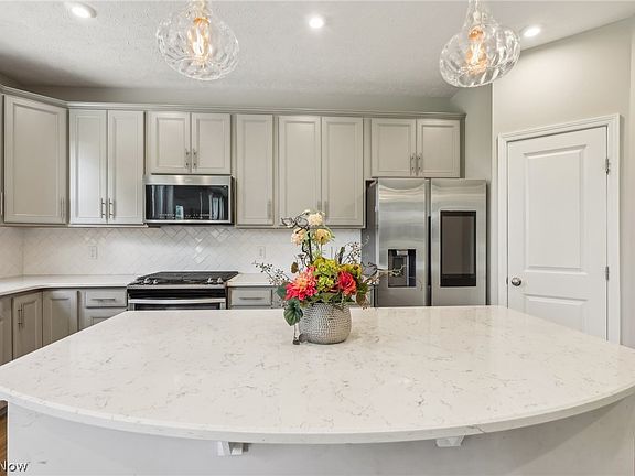 5th image of 361 Foxglove Dr