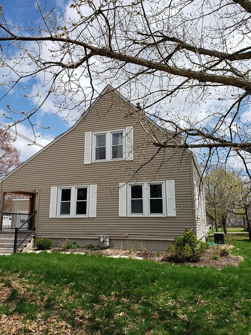 742 Chambers St photo 1