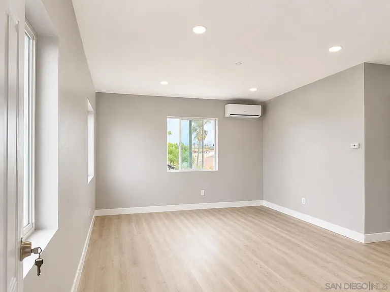 3858 41st St — Photo 3