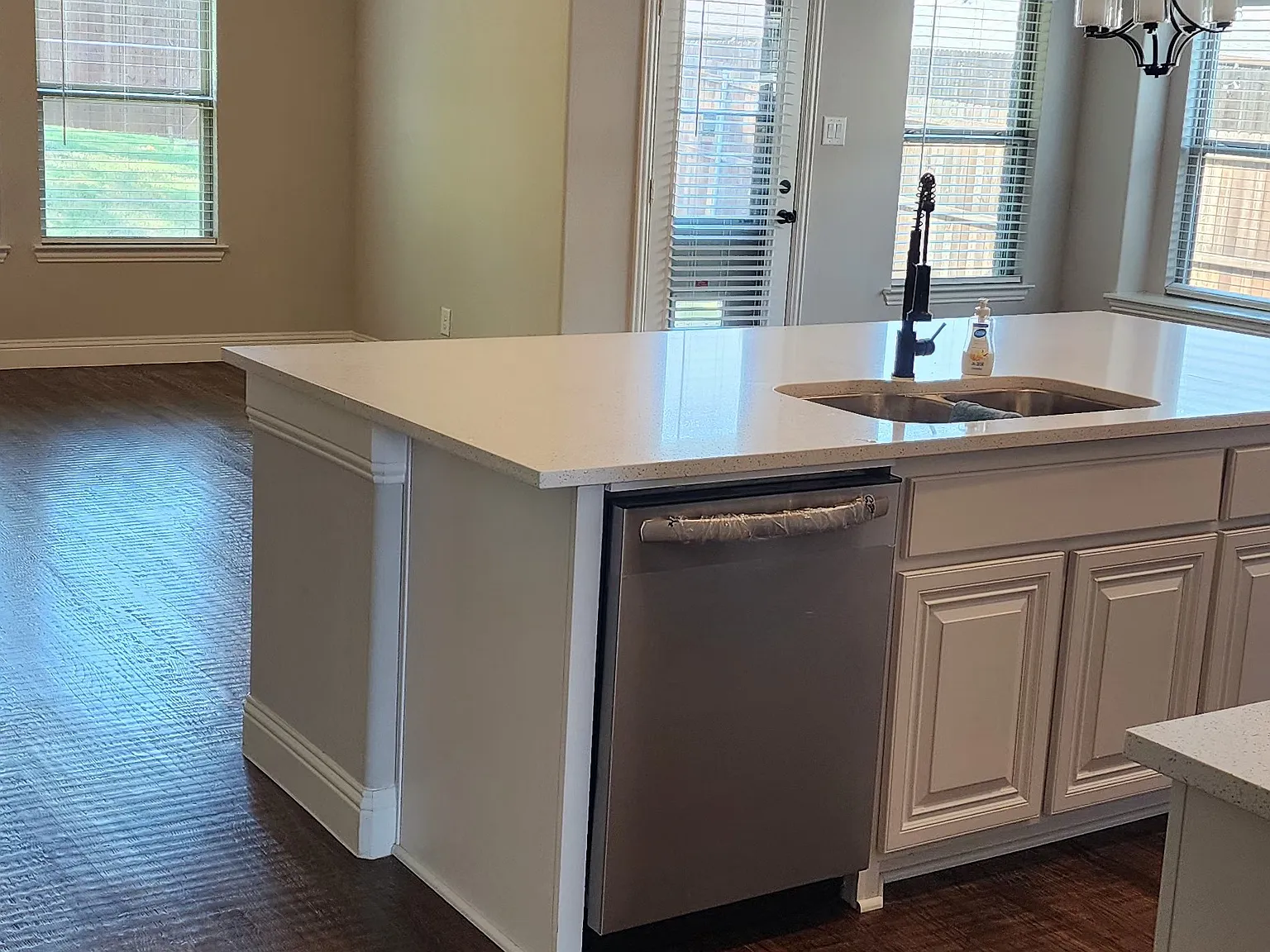 4 bed, 2320 sqft, $2,950 — Photo 4