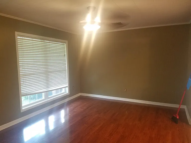 101 Montgomery Dr — Photo 2