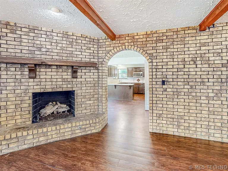 4004 S Maple Ave — Photo 8