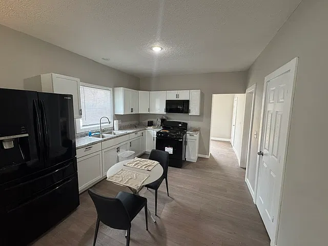 3 bed, 912 sqft, $1,550 — Photo 2