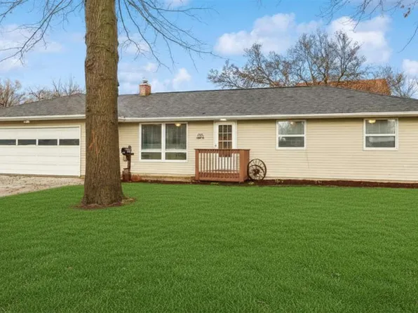 910 Cherry Ave, Marengo, IA 52301