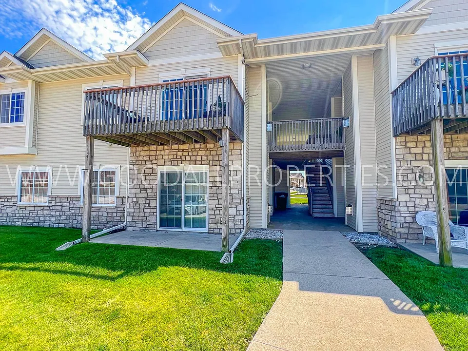 1606 NW Prairie Lakes Dr #6