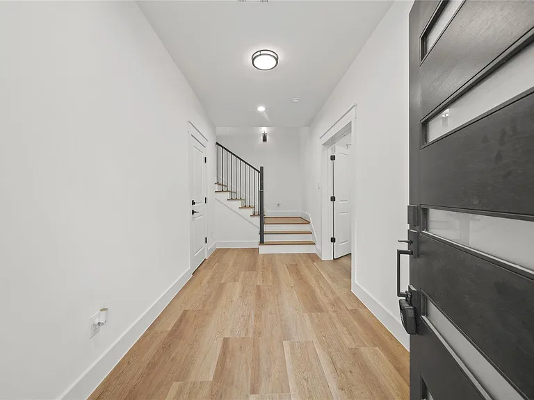 2510 Gray St — Photo 2
