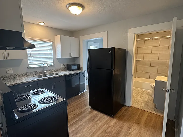 208 E Sterling St — Photo 8