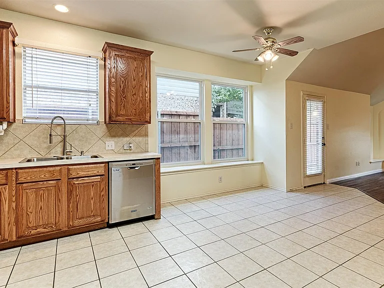 3912 Releigh Ct — Photo 7