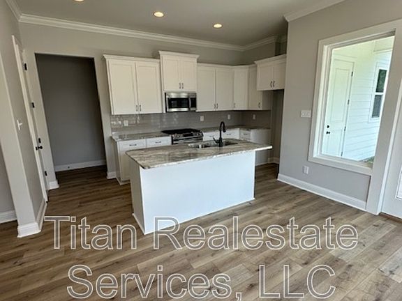 3rd image of 124 Jagged Grove Ln