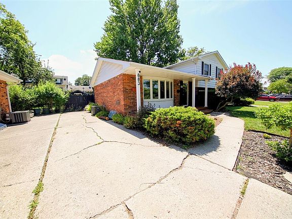 3rd image of 883 Assiniboine Cres