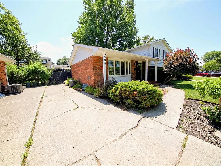 883 Assiniboine Cres — Photo 3